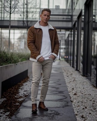 Comment porter une veste marron pour un style decontractés quand il fait frais à 20 ans