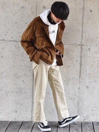 Comment porter une veste marron quand il fait chaud à l'adolescence