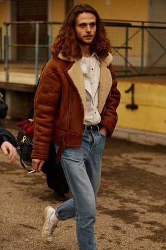 Comment porter une veste marron pour un style decontractés quand il fait frais