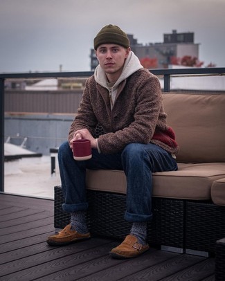 Comment porter une veste marron pour un style decontractés quand il fait frais