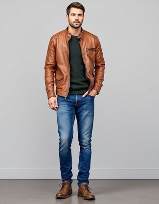 Comment porter un blouson aviateur en cuir marron avec des bottes de loisirs en cuir marron pour un style chic decontractés