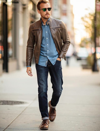 Comment porter un blouson aviateur en cuir marron avec des bottes de loisirs en cuir marron pour un style chic decontractés