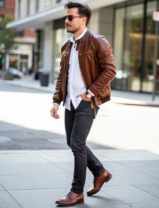 Comment porter un blouson aviateur en cuir marron avec des bottes de loisirs en cuir marron pour un style chic decontractés