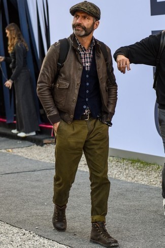 Comment porter un blouson aviateur en cuir marron avec des bottes de loisirs en cuir marron pour un style chic decontractés