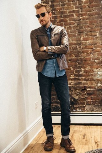 Comment porter un blouson aviateur en cuir marron avec des bottes de loisirs en cuir marron pour un style chic decontractés