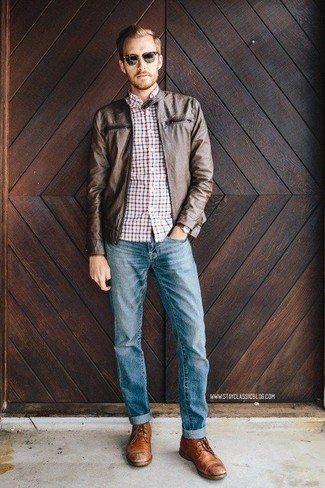 Comment porter un blouson aviateur en cuir marron avec des bottes de loisirs en cuir marron pour un style chic decontractés