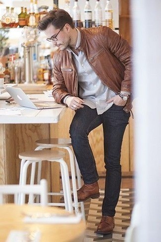 Comment porter un blouson aviateur en cuir marron avec des bottes de loisirs en cuir marron pour un style chic decontractés