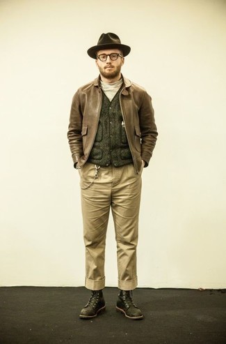 Comment porter un blouson aviateur en cuir marron avec des bottes de loisirs en cuir marron pour un style chic decontractés