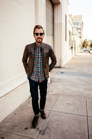 Comment porter un blouson aviateur en cuir marron avec des bottes de loisirs en cuir marron pour un style chic decontractés