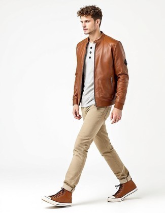 Comment porter des baskets montantes en cuir marron
