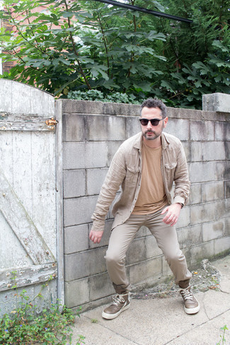Comment porter des baskets montantes en cuir marron