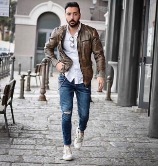 Comment porter une veste en cuir marron pour un style relax au printemps