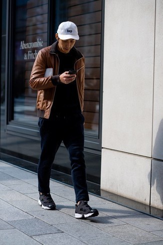 Comment porter une veste en cuir marron pour un style relax au printemps