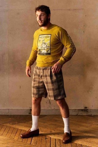 Un short à porter avec des slippers en cuir marron