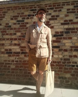 Un short à porter avec des slippers en cuir marron