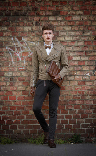 Comment porter une pochette en cuir marron