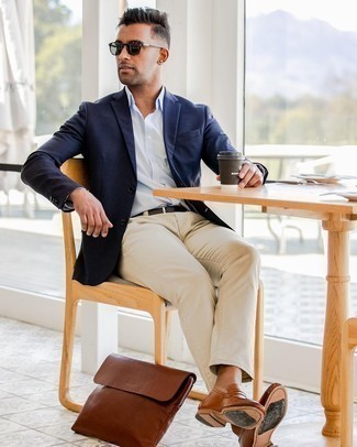 Comment porter une pochette en cuir marron
