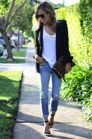 Comment porter une pochette en daim imprimée léopard marron