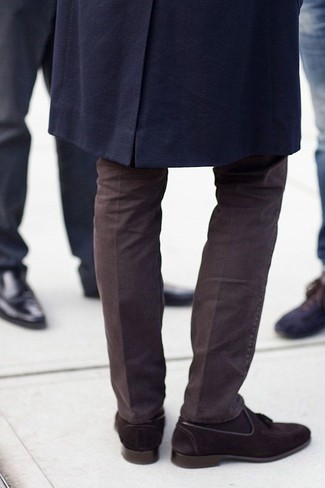 Comment porter un pantalon marron pour un style chic decontractés quand il fait froid