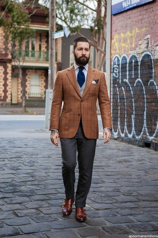 Comment porter une veste écossaise marron quand il fait chaud