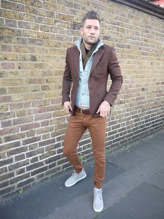 Comment porter une veste écossaise marron quand il fait chaud