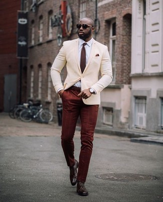 Comment porter une pochette de costume marron