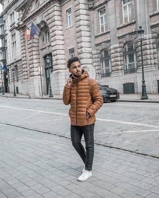 Comment porter une doudoune marron pour un style chic decontractés au printemps