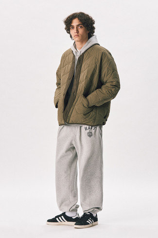 Comment porter une veste matelassée marron pour un style relax au printemps