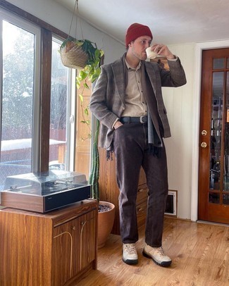 Comment porter une écharpe marron pour un style decontractés