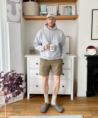 Comment porter un short marron au printemps