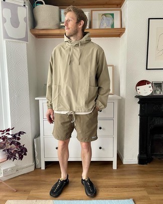 Comment porter un short marron au printemps