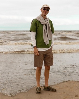 Comment porter un short marron quand il fait chaud