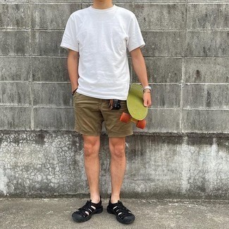 Comment porter un short marron en été à 30 ans