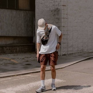 Comment porter un short marron quand il fait chaud