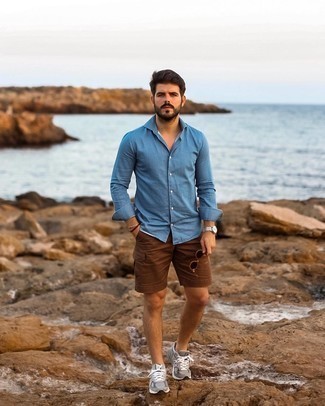 Comment porter un short marron quand il fait chaud