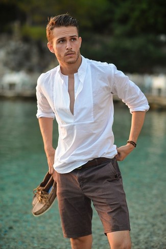 Comment porter un short marron quand il fait chaud