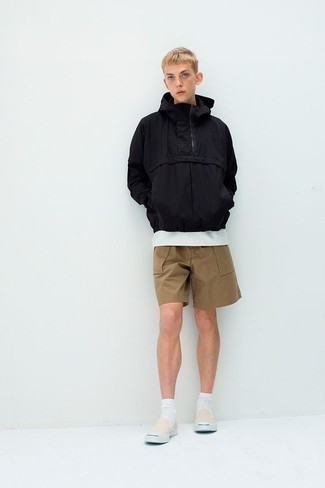Comment porter un short marron quand il fait chaud