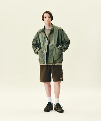 Comment porter un short marron quand il fait chaud