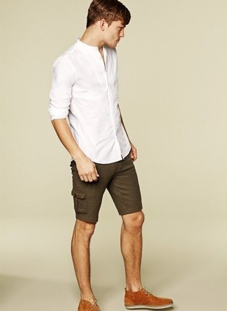 Comment porter un short marron quand il fait chaud