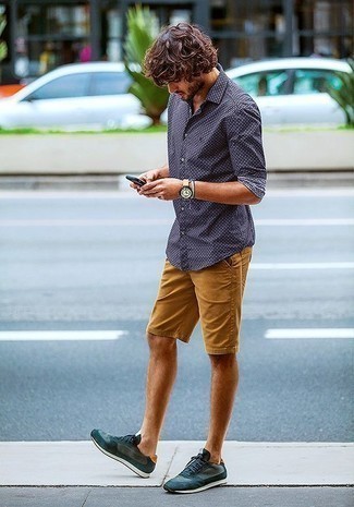 Comment porter un short marron quand il fait chaud