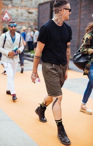 Comment porter un short marron quand il fait chaud