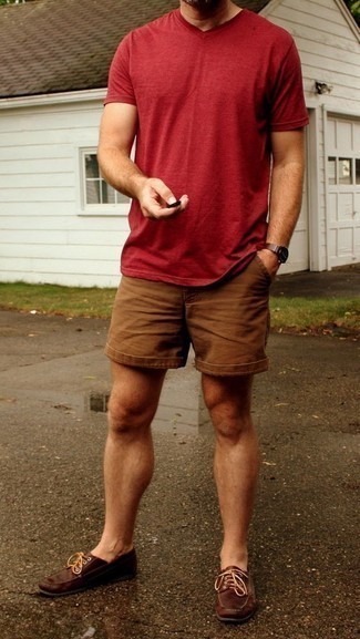 Comment porter un short marron en été après 40 ans