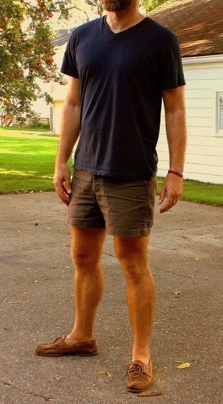 Comment porter un short marron en été après 40 ans