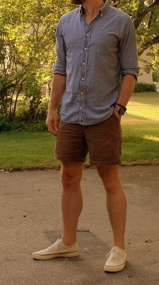 Comment porter un short marron quand il fait chaud