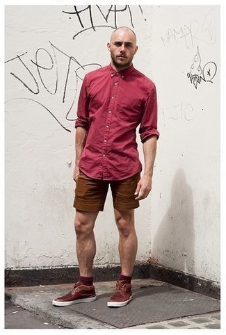 Comment porter un short marron quand il fait chaud