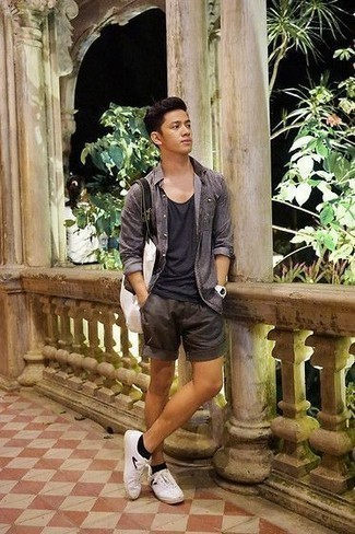 Comment porter un short marron quand il fait chaud