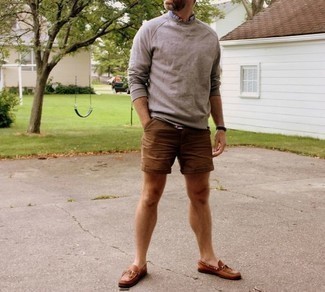 Comment porter un short marron quand il fait chaud