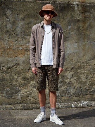 Comment porter un short marron quand il fait chaud