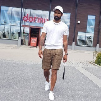 Comment porter un short marron en été à 30 ans