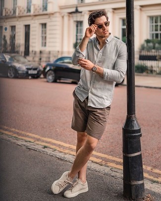 Comment porter un short marron quand il fait chaud